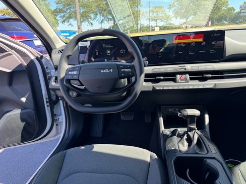New 2025 Kia K4 LXS image 9