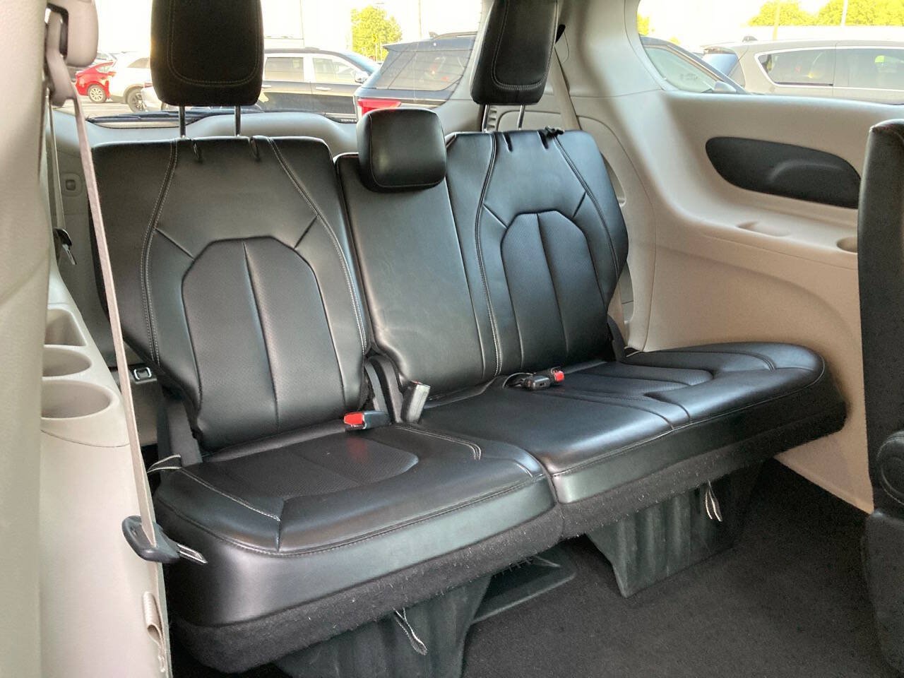 Used 2023 Chrysler Pacifica Touring-L FWD image 14
