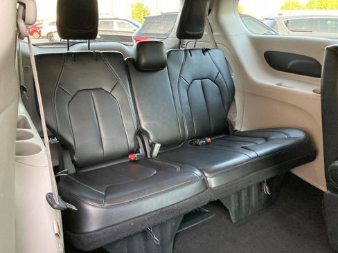 Used 2023 Chrysler Pacifica Touring-L FWD image 14