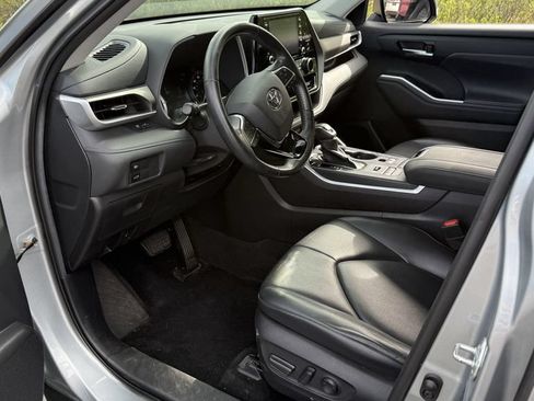 Used 2021 Toyota Highlander XLE AWD/4WD image 3