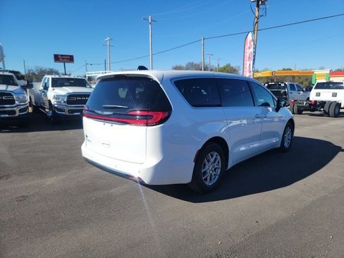 New 2025 Chrysler Pacifica Select image 6