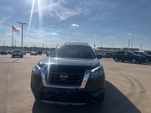 Used 2025 Nissan Pathfinder Platinum image 5