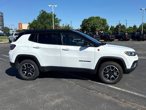 Used 2025 Jeep Compass Trailhawk AWD/4WD image 2