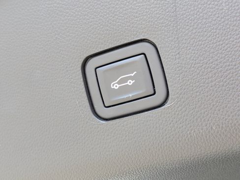 Used 2023 Chevrolet Traverse High Country image 14