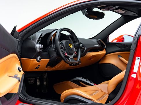 Used 2018 Ferrari 488 GTB image 36