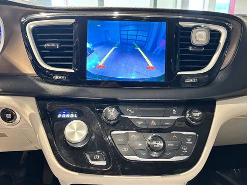 Used 2017 Chrysler Pacifica Touring-L w/ Tire & Wheel Group image 27