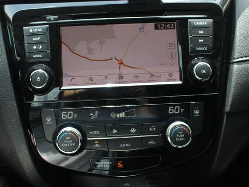 Used 2020 Nissan Rogue SV w/ Premium Package image 29