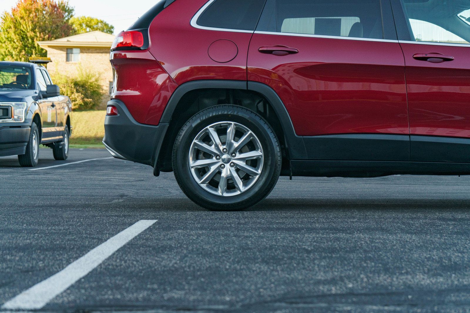 Used 2016 Jeep Cherokee Limited w/ Luxury Group AWD/4WD image 10