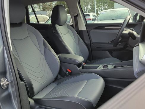 Certified 2025 Volkswagen Tiguan SE image 40