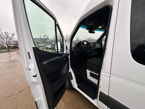 Used 2024 Mercedes-Benz Sprinter 2500 image 11