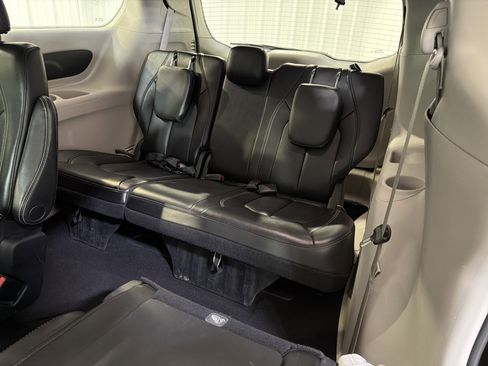 Used 2023 Chrysler Pacifica Touring-L image 11