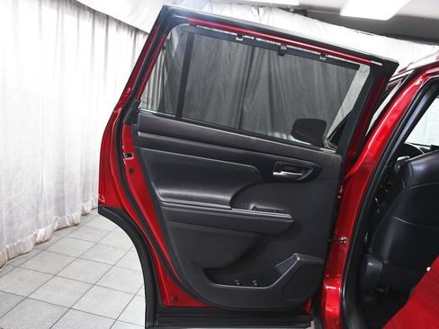 Used 2024 Toyota Highlander XSE AWD/4WD image 12