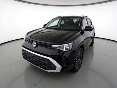 Used 2025 Volkswagen Taos SE image 3