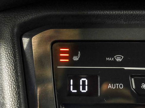 Used 2023 Volkswagen Tiguan SE image 8