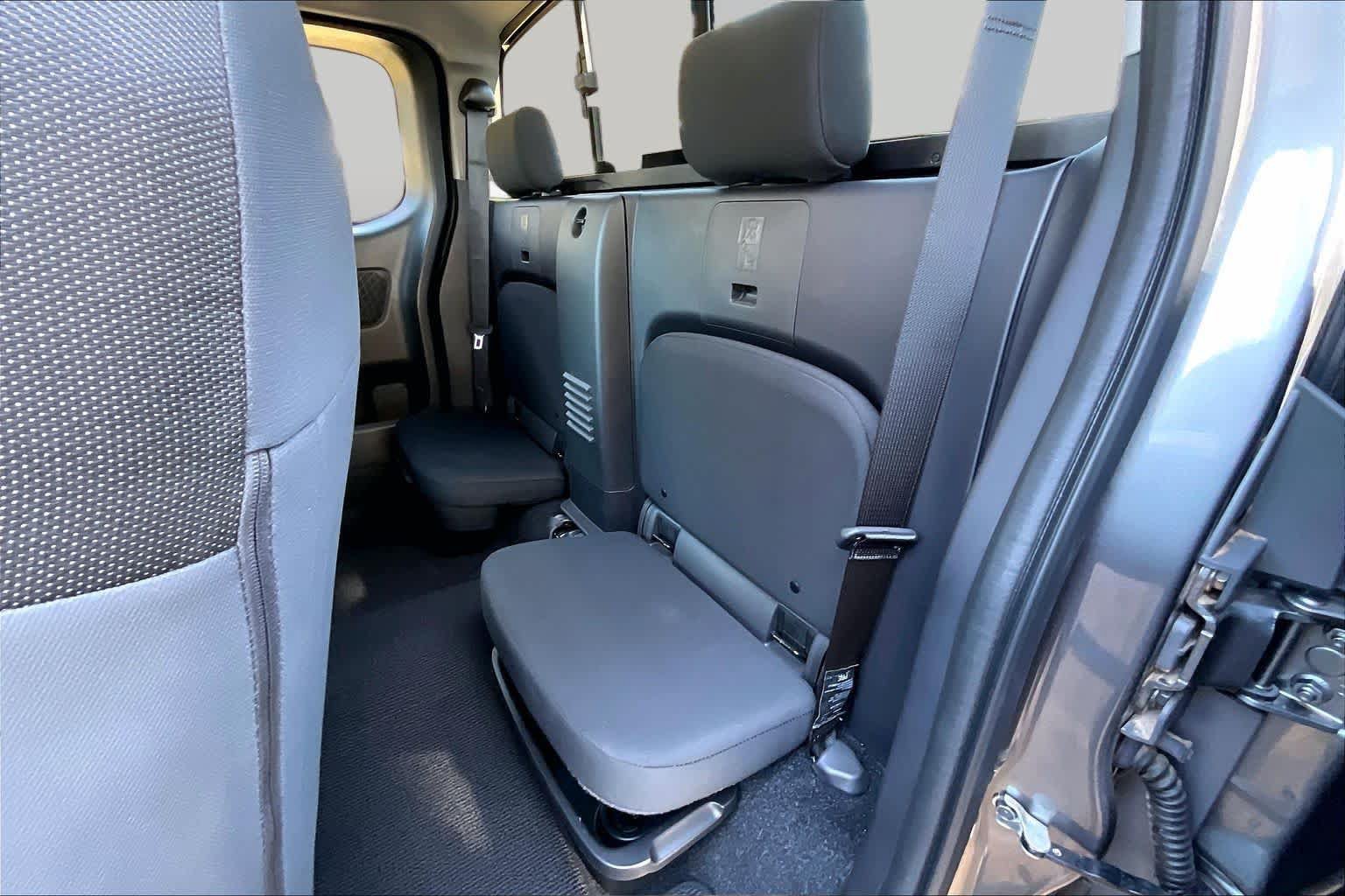 Used 2025 Nissan Frontier SV RWD image 19