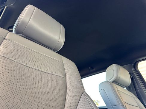 Used 2025 Toyota Tundra Limited AWD/4WD image 18