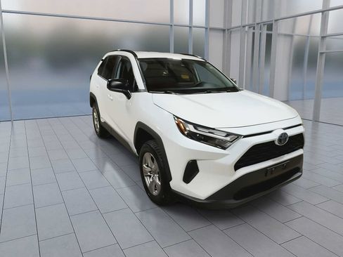 Used 2023 Toyota RAV4 LE AWD/4WD image 4