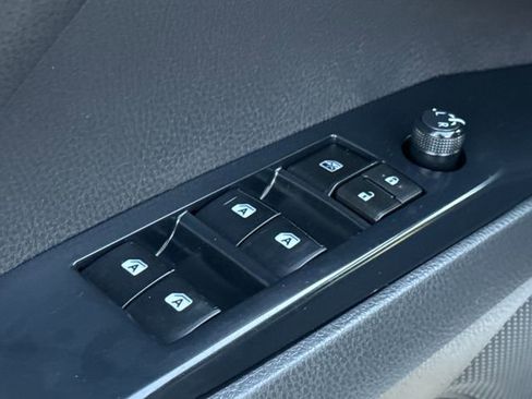 Used 2018 Toyota Camry SE image 19