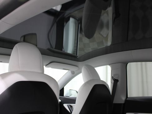 Used 2022 Tesla Model Y Long Range image 18