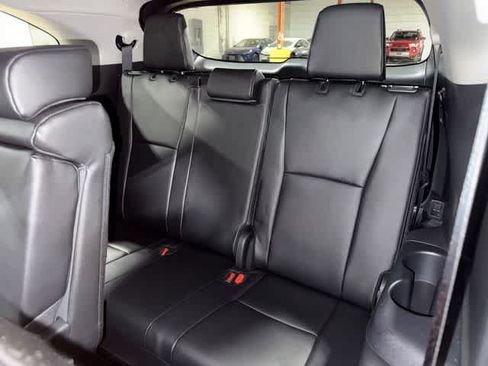 Used 2025 Toyota Highlander XLE AWD/4WD image 17