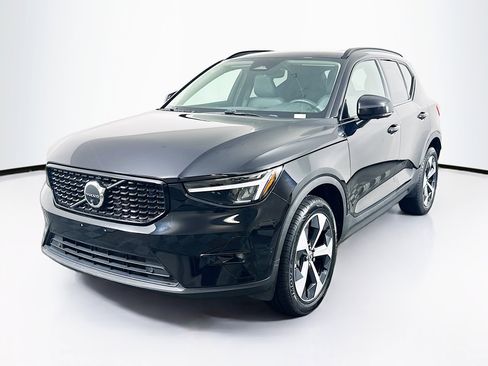 Used 2024 Volvo XC40 B5 Plus w/ Climate Package image 3