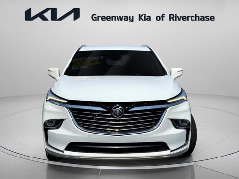 Used 2022 Buick Enclave Essence image 2