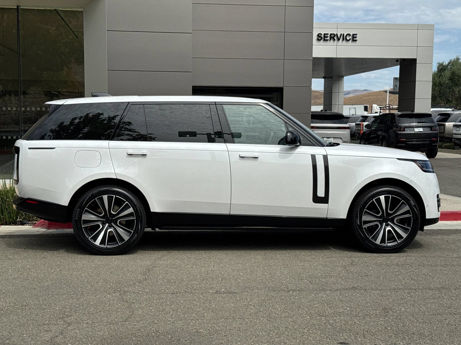 New 2026 Land Rover Range Rover Long Wheelbase SE AWD/4WD image 7