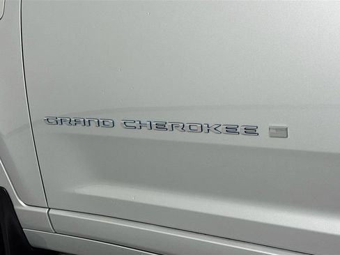 Used 2023 Jeep Grand Cherokee Overland w/ Advanced Protech Group III AWD/4WD image 9