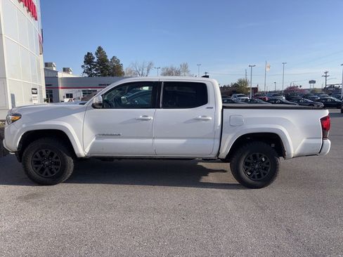 Used 2023 Toyota Tacoma SR5 w/ Technology Package AWD/4WD image 3