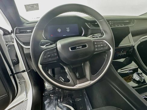 Used 2024 Jeep Grand Cherokee Altitude AWD/4WD image 18