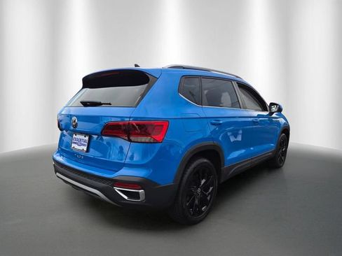 Used 2023 Volkswagen Taos SE w/ Panoramic Sunroof Package FWD image 5
