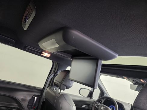 Used 2025 Toyota Sienna Platinum image 31