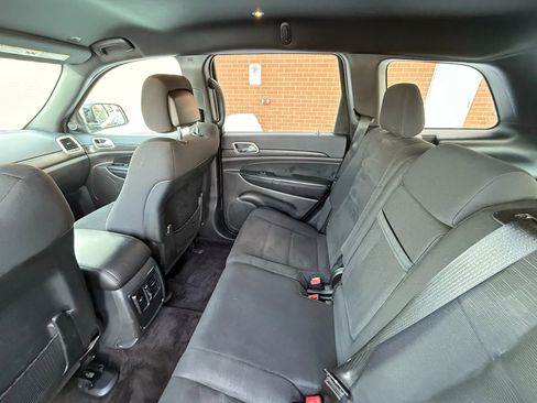 Used 2017 Jeep Grand Cherokee Laredo w/ Quick Order Package 23E AWD/4WD image 21
