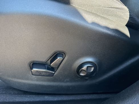 Used 2019 Jeep Cherokee Limited w/ Luxury Group image 12