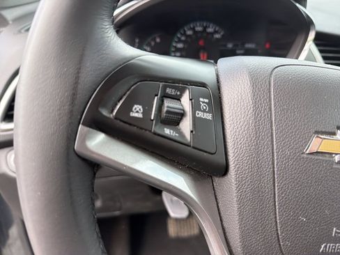 Used 2022 Chevrolet Trax LT w/ Premium Seat Package AWD/4WD image 19