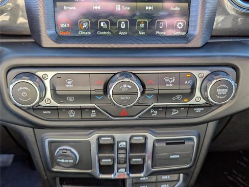 Used 2020 Jeep Wrangler Unlimited Sahara image 25