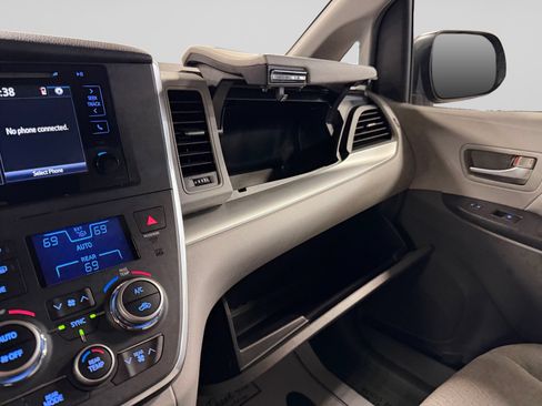 Used 2015 Toyota Sienna LE FWD image 33