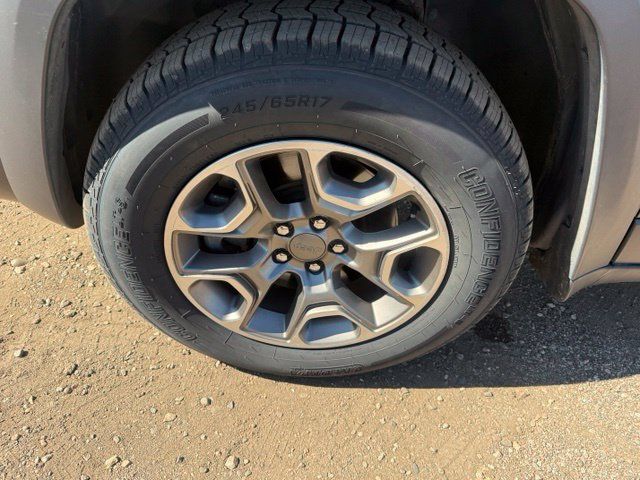 Used 2020 Jeep Cherokee Trailhawk w/ Cold Weather Group AWD/4WD image 11