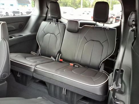 New 2026 Chrysler Pacifica Limited image 15