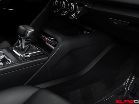 Used 2021 Audi R8 V10 w/ Premium Package RWD image 35