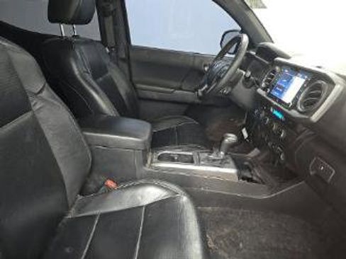 Used 2022 Toyota Tacoma TRD Sport w/ TRD Premium Sport Package AWD/4WD image 17