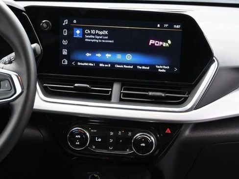 Used 2025 Chevrolet Trax LT w/ LT Convenience Package FWD image 11