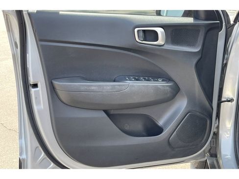 Used 2021 Hyundai Venue SE FWD image 12