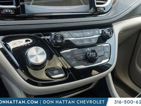 Used 2023 Chrysler Pacifica Limited FWD image 10