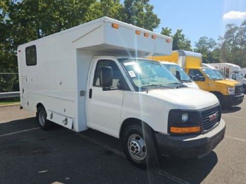 Used 2009 GMC Savana 3500 RWD image 2