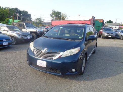 Used 2012 Toyota Sienna XLE image 4