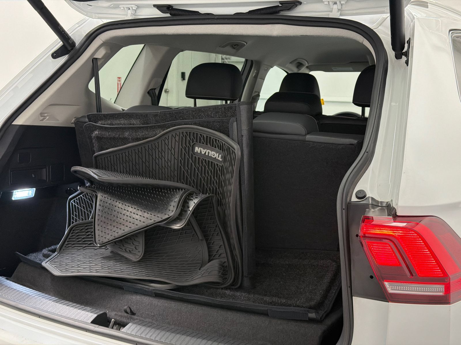 Used 2023 Volkswagen Tiguan SE FWD image 9