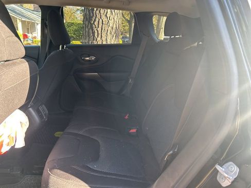 Used 2019 Jeep Cherokee Latitude w/ Cold Weather Group image 10