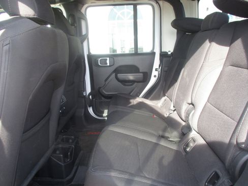 Used 2022 Jeep Gladiator Sport image 15