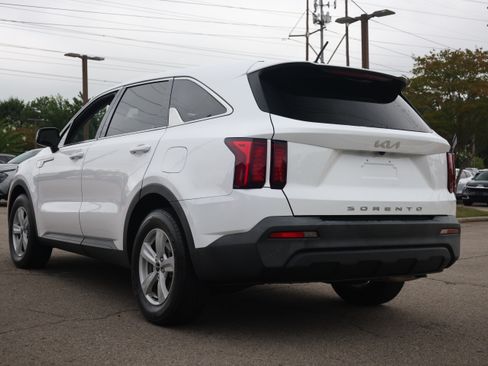 Used 2022 Kia Sorento LX FWD image 3